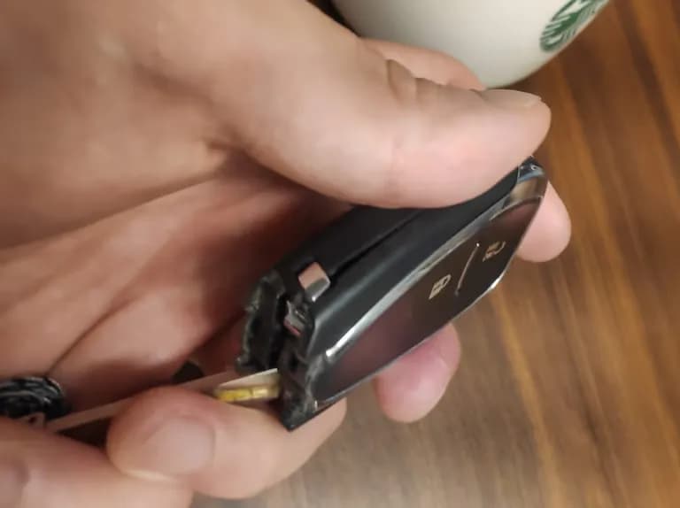 Cómo reemplazar la batería (pila) del smart key de Chevrolet-7