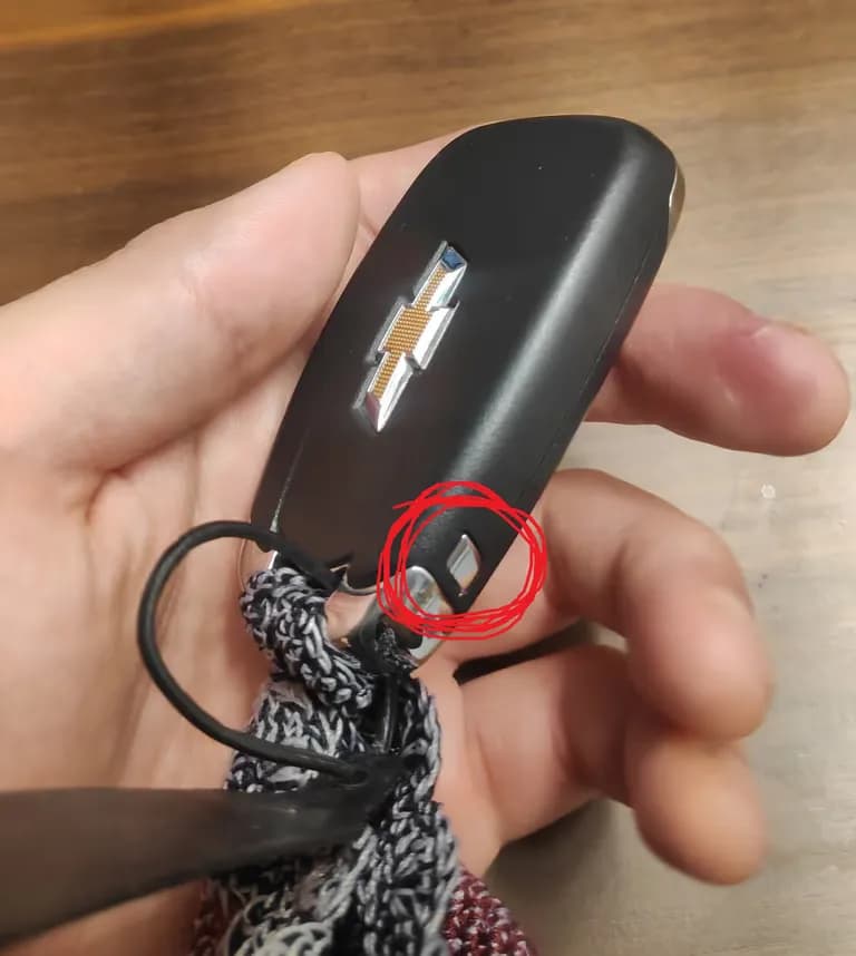 Cómo reemplazar la batería (pila) del smart key de Chevrolet-3
