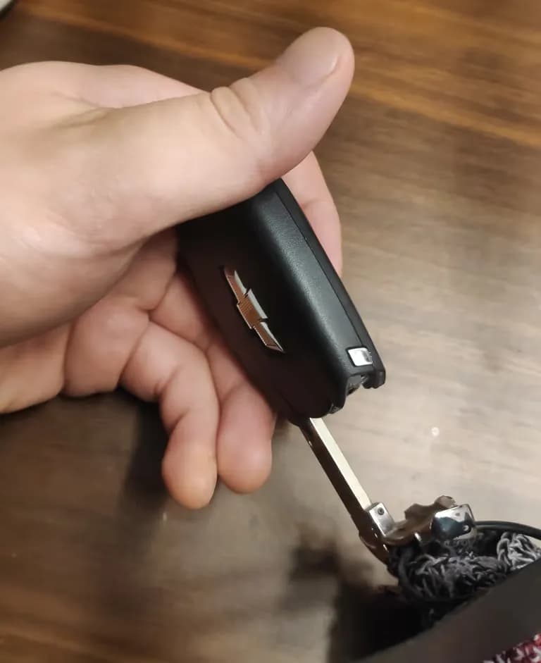 Cómo reemplazar la batería (pila) del smart key de Chevrolet-4