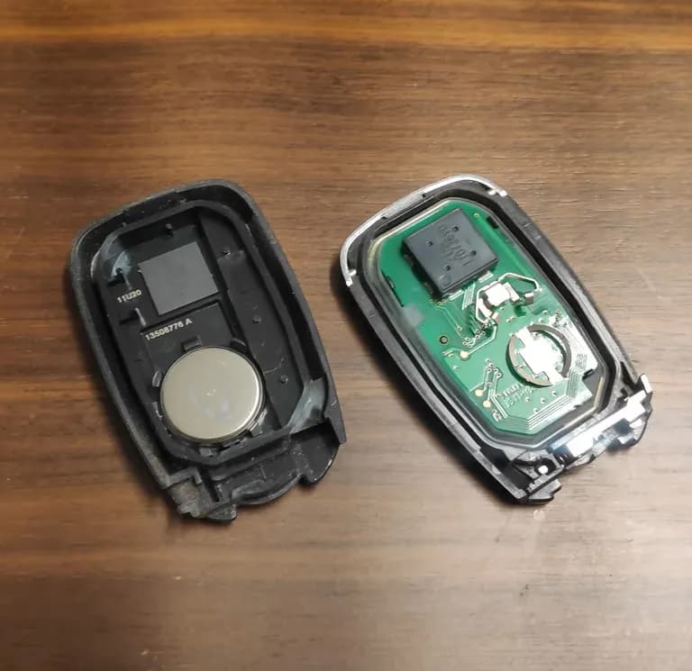 Cómo reemplazar la batería (pila) del smart key de Chevrolet-8