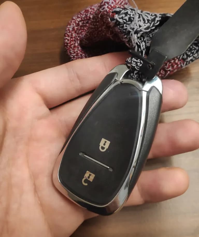 Cómo reemplazar la batería (pila) del smart key de Chevrolet-11