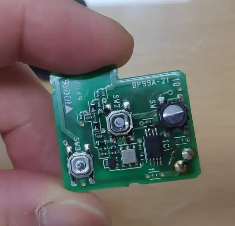 Reparación de la Llave de Control Remoto del Coche SM3 (modelo 2010)-2