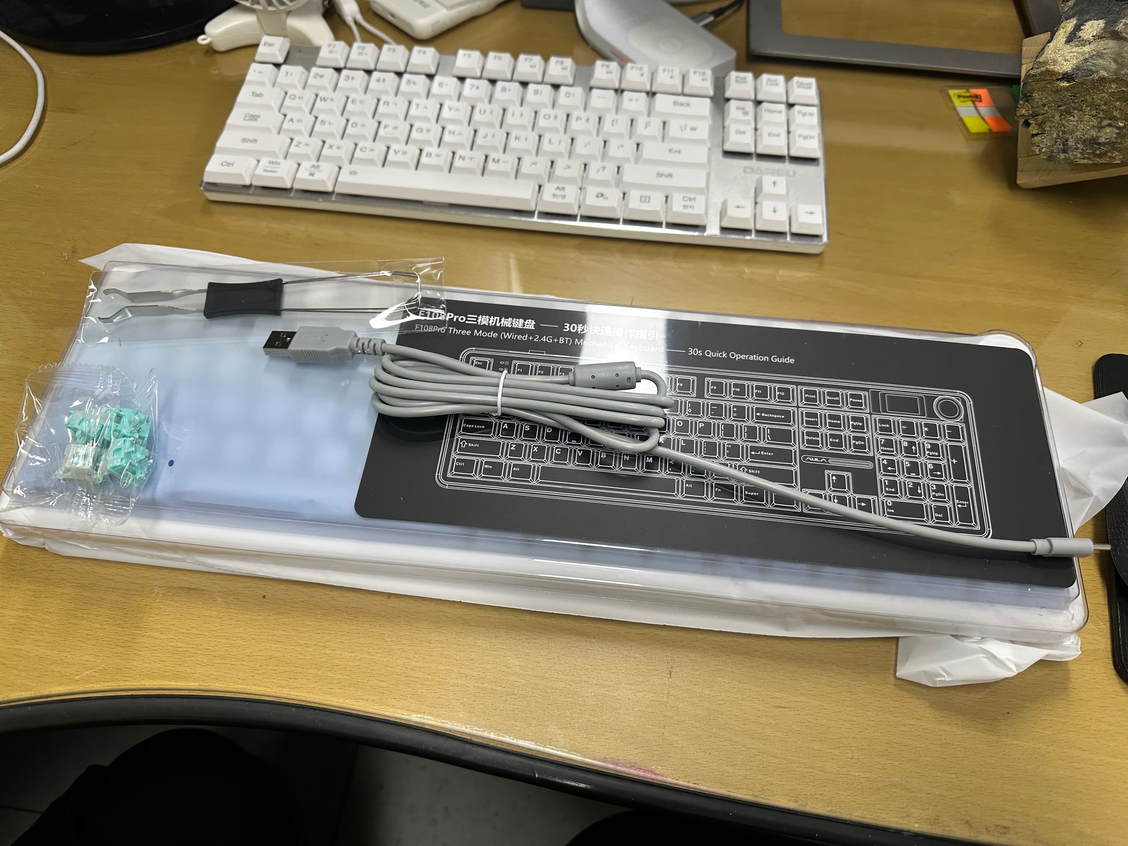 Reseña del cambio de switches AULA Dokgeomi F108 pro Fengling y Outemu Silent Peach v3-5